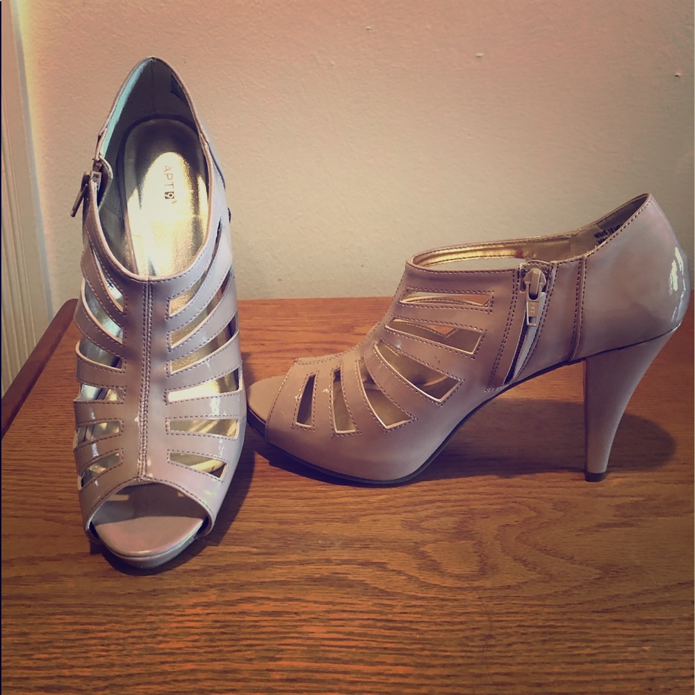 Ladies size 10 platform sandals. 4” heel.NWT